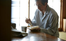 高齢の親の一人暮らしが心配なあなたへ｜今すぐできる見守りと、リースバックという住まいの対策